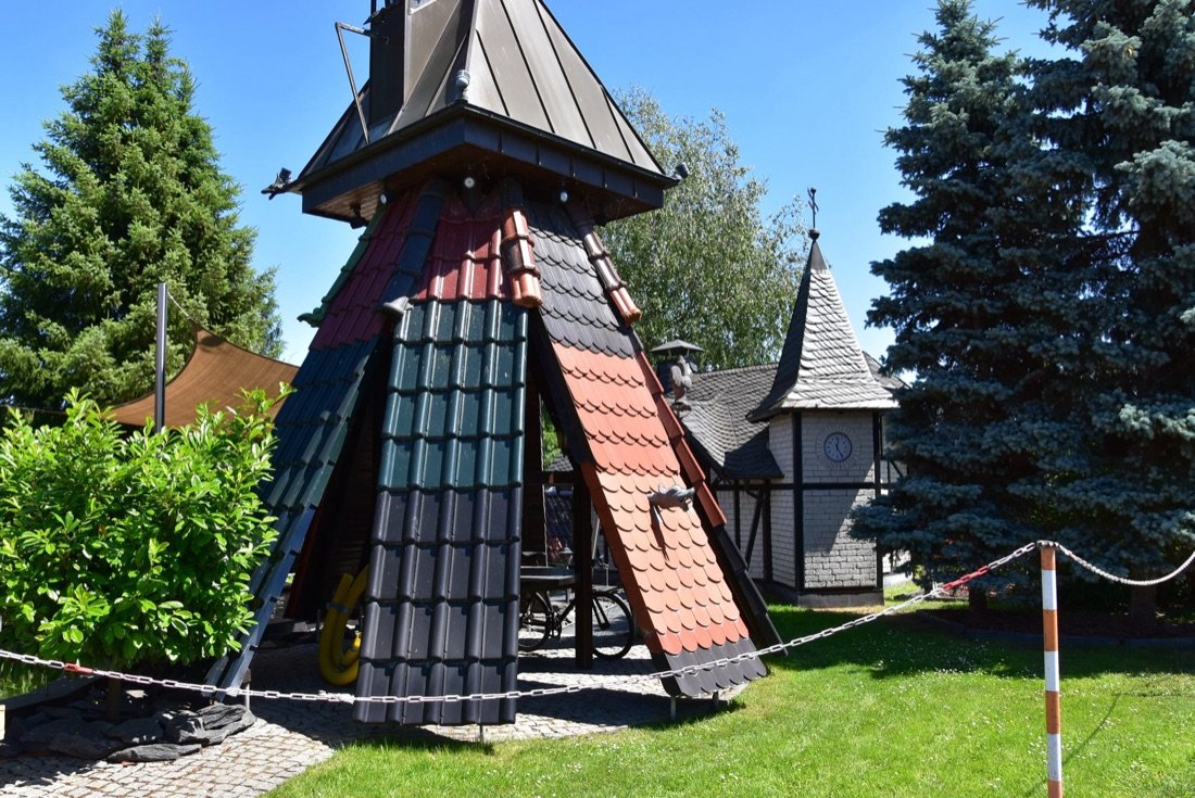 Musterturm mit verschiedenen Dacheindeckungen